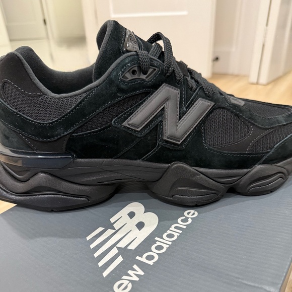 RARE Men’s New Balance Triple Black 9060 - Picture 1 of 4